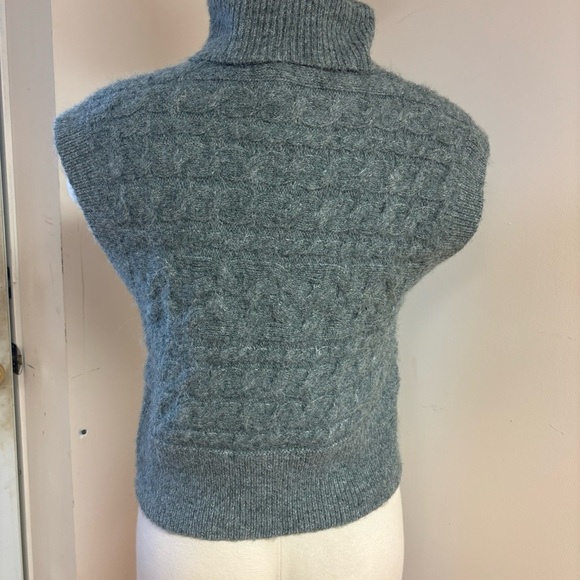 Old Navy Women’s Grey Sleeveless Cropped Cable-Knit Turtleneck Sweater Vest - Picture 8 of 13